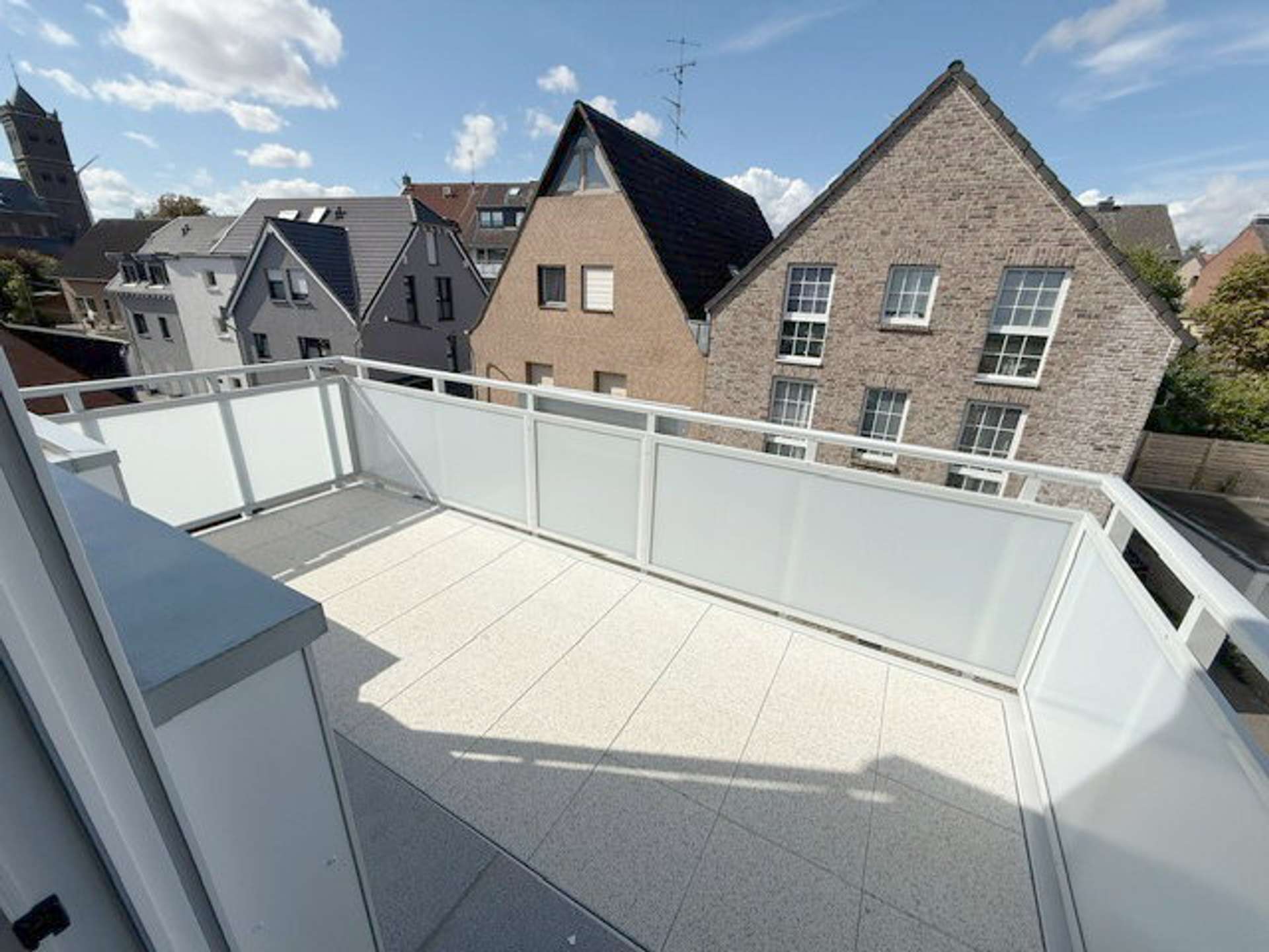 Vermietet! Neuss-Hoisten: Gepflegte und renovierte 2-Zimmer Wohnung mit Balkon, Tageslichtbad  und Garage