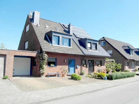 Verkauft! Gepflegte Einfamilien-Doppelhaushälfte mit Garage und schönem Garten in Feldrandlage von Willich