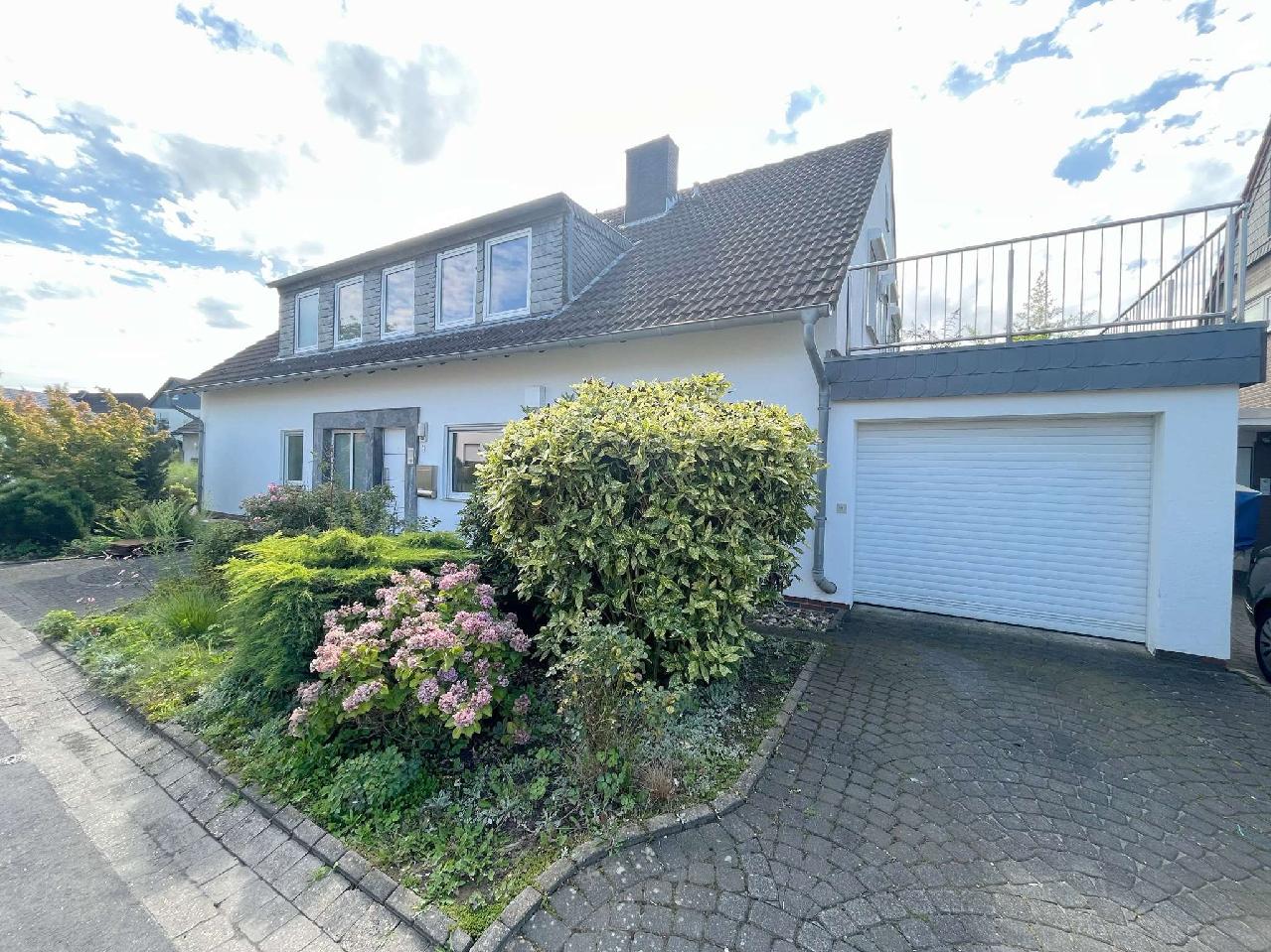 Verkauft! Freistehendes Zweifamilienhaus mit 2 Garagen und Garten mit Süd-Ausrichtung in Kaarst-Büttgen