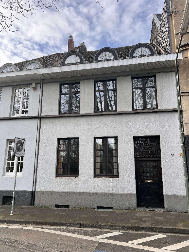 Neuss-Drususallee: Großes 1 bis 2-Familienhaus mit Garten u. 9 Zimmern /  renovierungsbedürftig