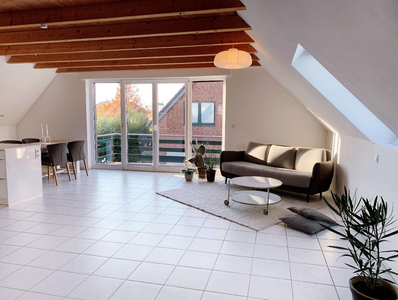 Vermietet! 2-Zimmerwohnung mit eigenem Hauseingang und sonnigem Balkon in Holzbüttgen
