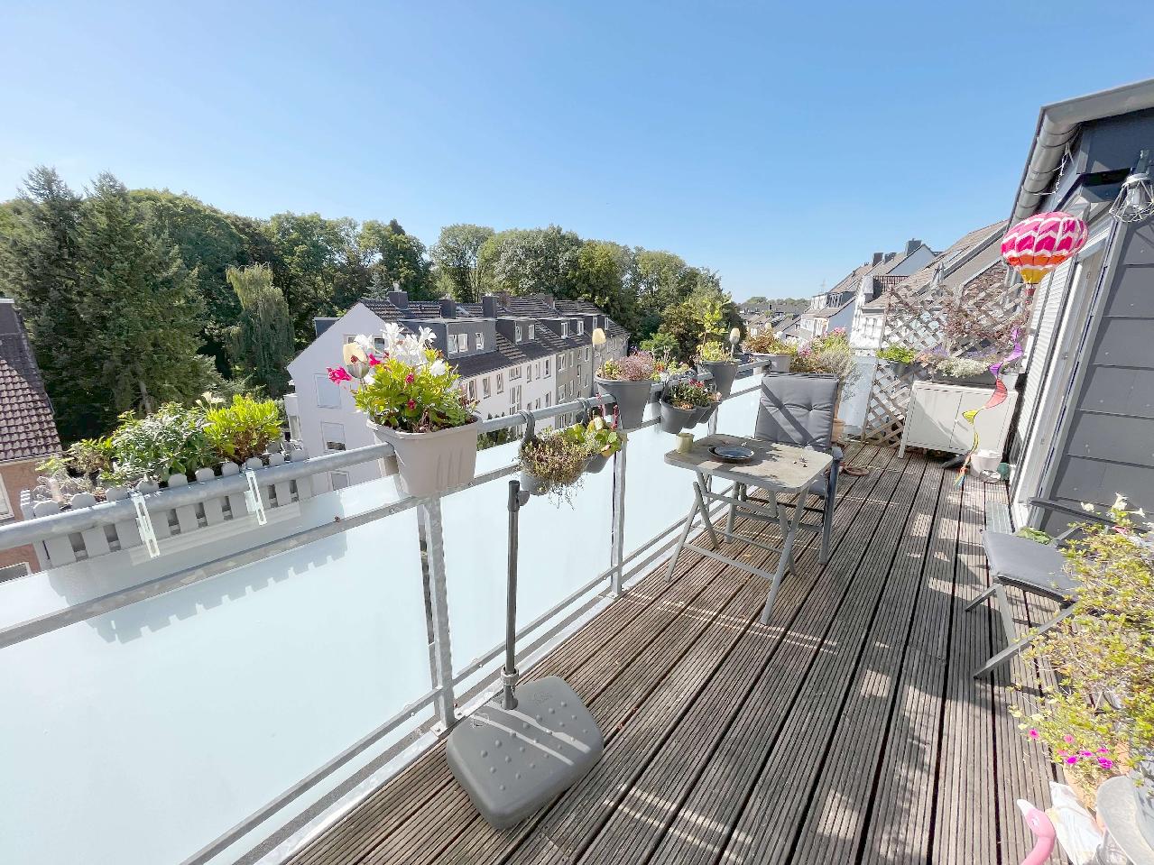 Vermietet! 4-Zimmer-Dachgeschosswohnung mit großem Sonnenbalkon in Düsseldorf-Holthausen