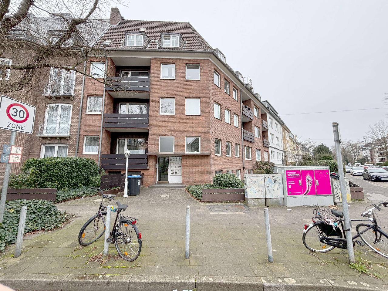 Vermietet! Düsseldorf: Schöne 2-Zimmerwohnung mit Einbauküche in gepflegtem Mehrfamilienhaus